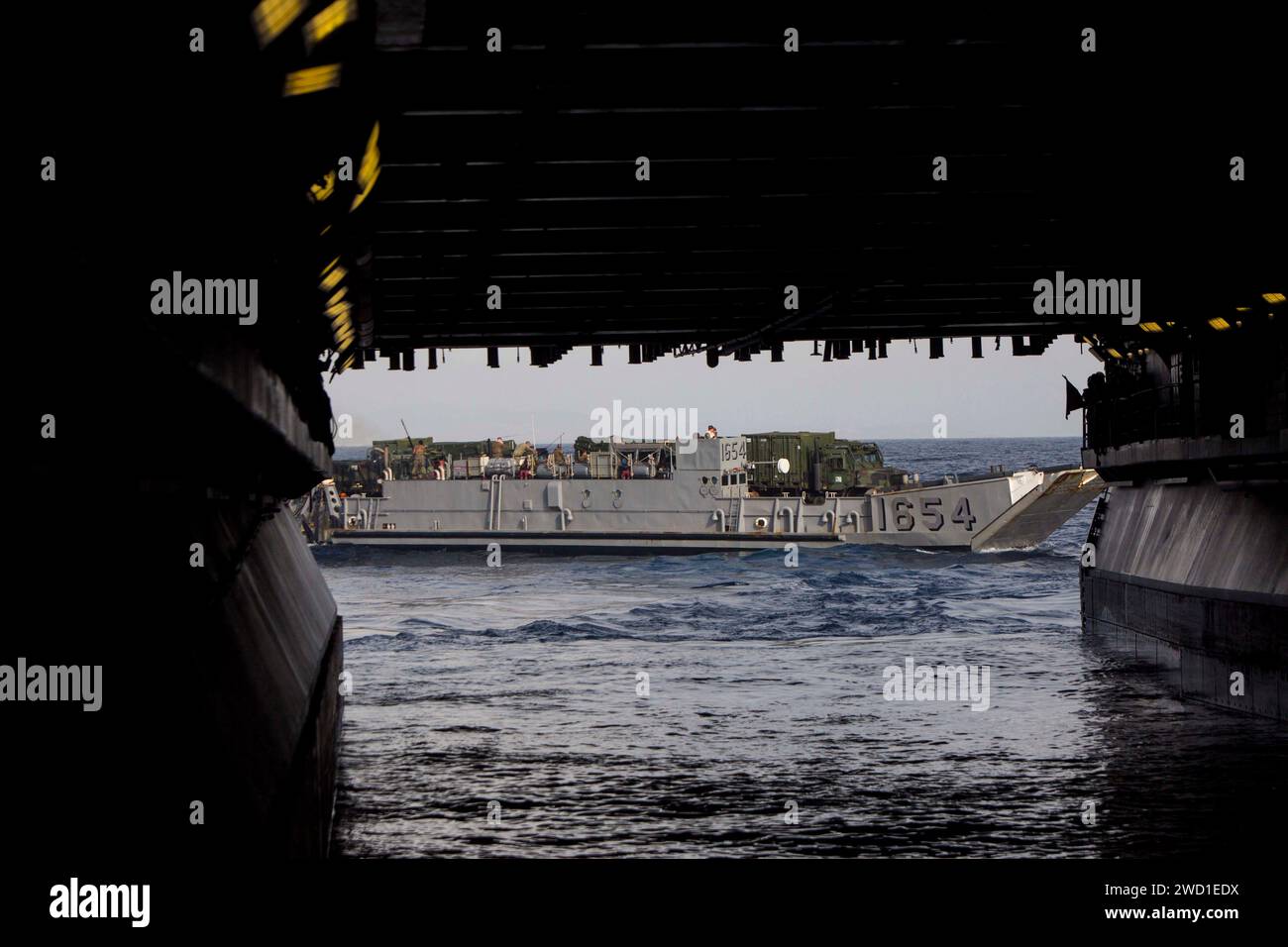 U.S. Navy Landing Craft, Utility 1654 esce dal ponte della USS Kearsarge. Foto Stock