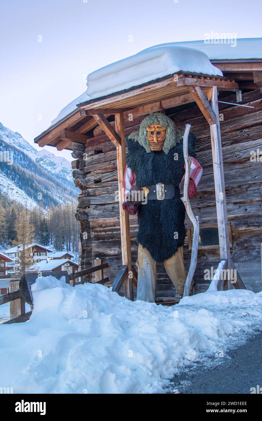 Blatten, Svizzera - 19 gennaio. 2022: La figura del carnevale di Lötschental, ben nota per l'usanza unica che coinvolge il cosiddetto Tschäggättä: Paura Foto Stock