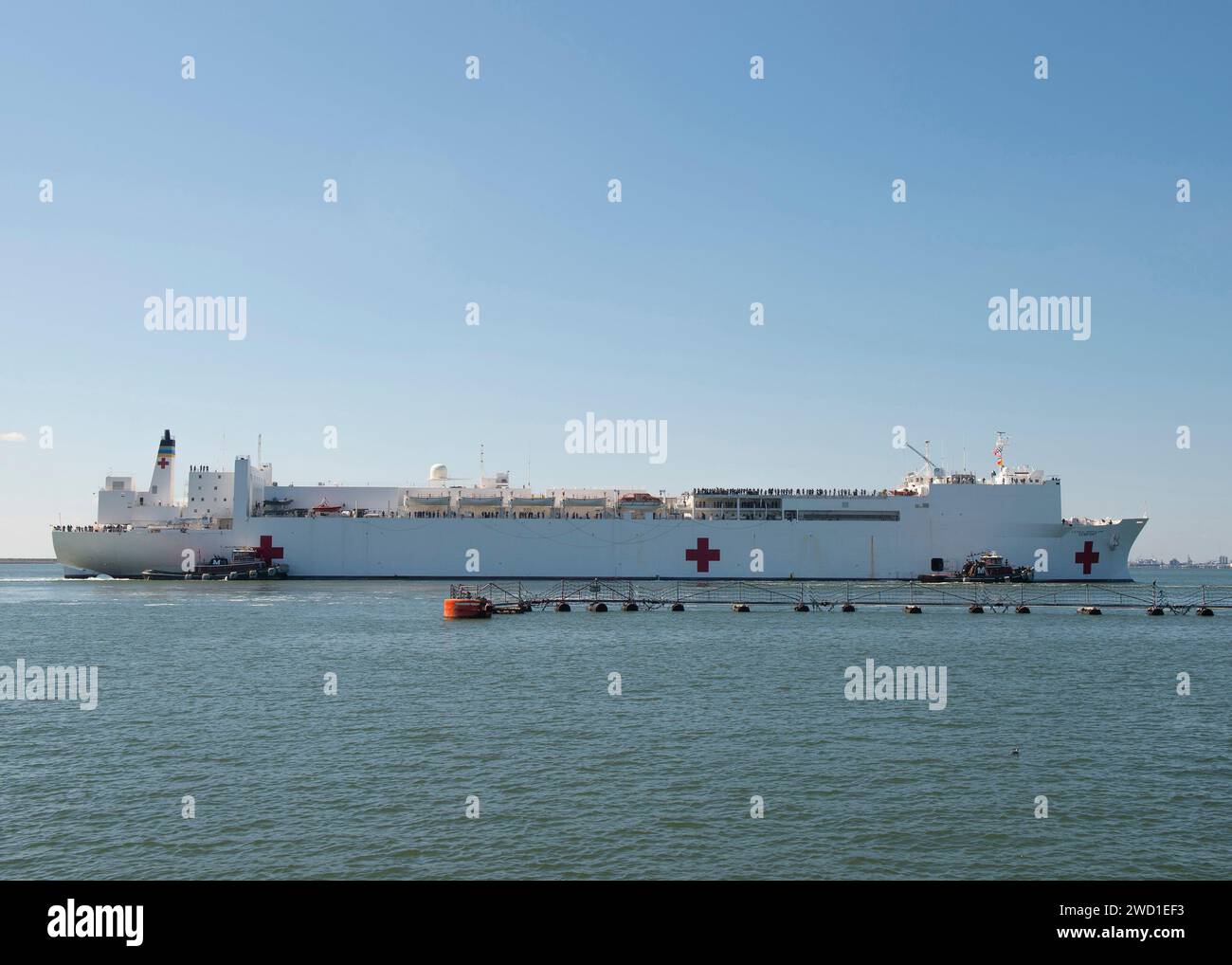 La nave ospedale USNS comfort del Military Sealift Command parte dalla base navale di Norfolk, Virginia. Foto Stock