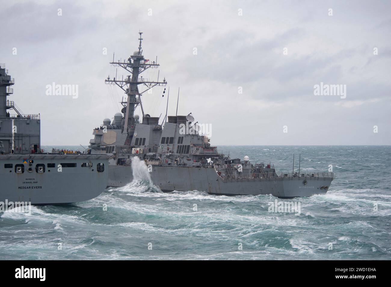 Il cacciatorpediniere USS Mitscher manovra a fianco dell'USNS Medgar Evers. Foto Stock