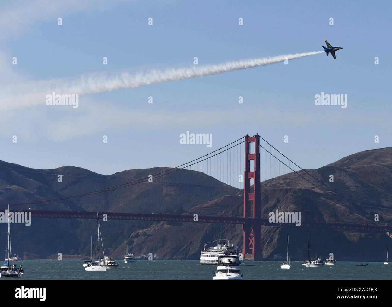 Gli U.S. Navy Blue Angels si esibiscono sul Golden Gate Bridge, San Francisco, California. Foto Stock