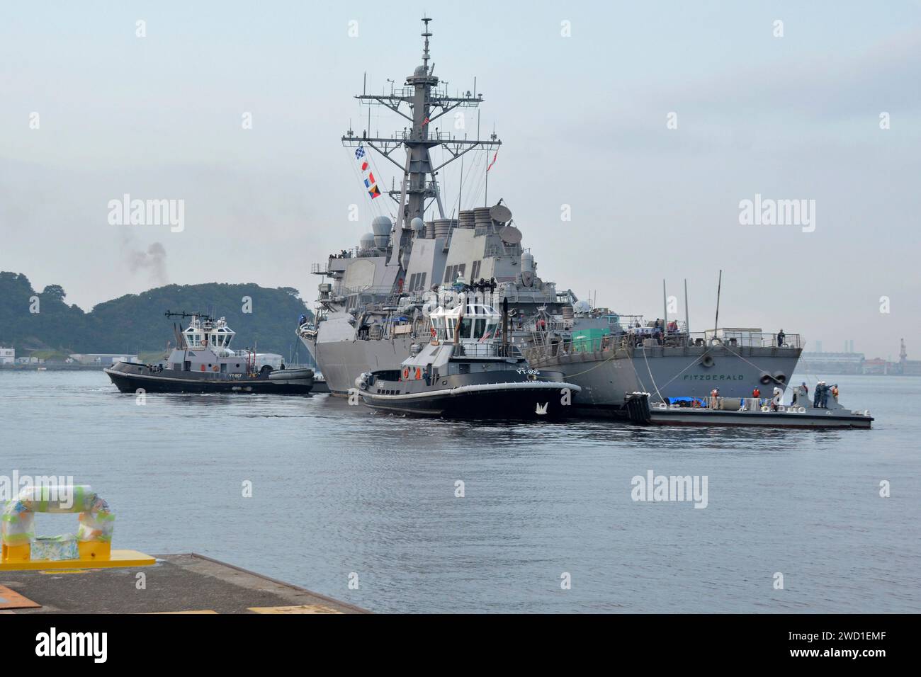 Il cacciatorpediniere guidato USS Fitzgerald lascia Yokosuka, Giappone. Foto Stock