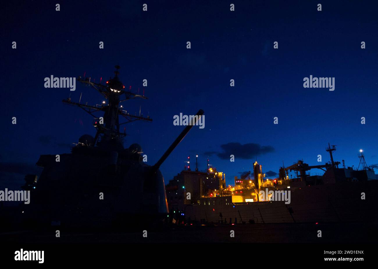 Il cacciatorpediniere guidato USS Stethem conduce un rifornimento in mare con l'USNS Wally Schirra. Foto Stock