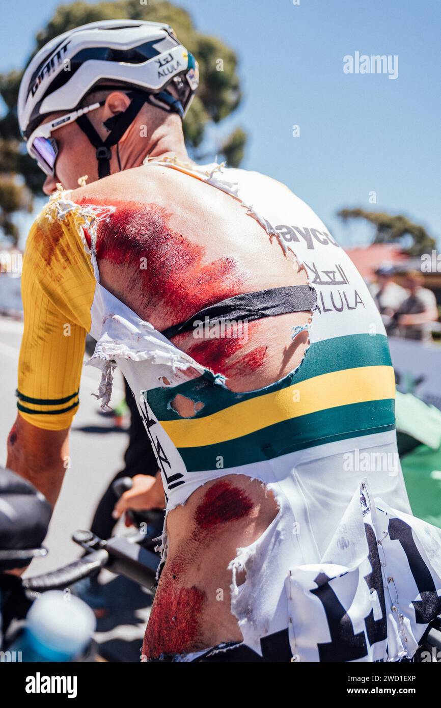 Adelaide, Australia. 18 gennaio 2024. Foto di Zac Williams/SWpix.com - 18/01/2024 - Ciclismo - 2024 Tour Down Under - fase 3: Tea Tree Gully a Cambelltown (145 km) - Luke Plapp, Jayco Alula, termina dopo un duro incidente. Credito: SWpix/Alamy Live News Foto Stock