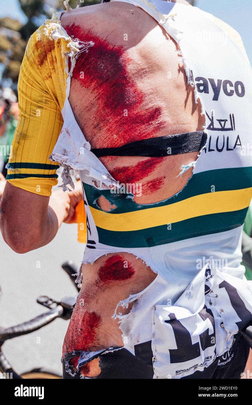 Adelaide, Australia. 18 gennaio 2024. Foto di Zac Williams/SWpix.com - 18/01/2024 - Ciclismo - 2024 Tour Down Under - fase 3: Tea Tree Gully a Cambelltown (145 km) - Luke Plapp, Jayco Alula, termina dopo un duro incidente. Credito: SWpix/Alamy Live News Foto Stock