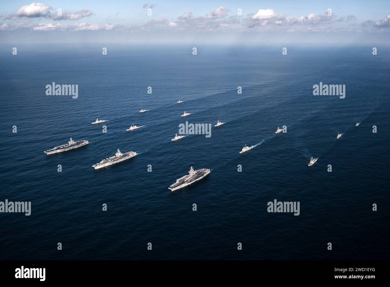 Navi della Marina degli Stati Uniti e navi della Marina della Repubblica di Corea transitano nell'Oceano Pacifico occidentale. Foto Stock