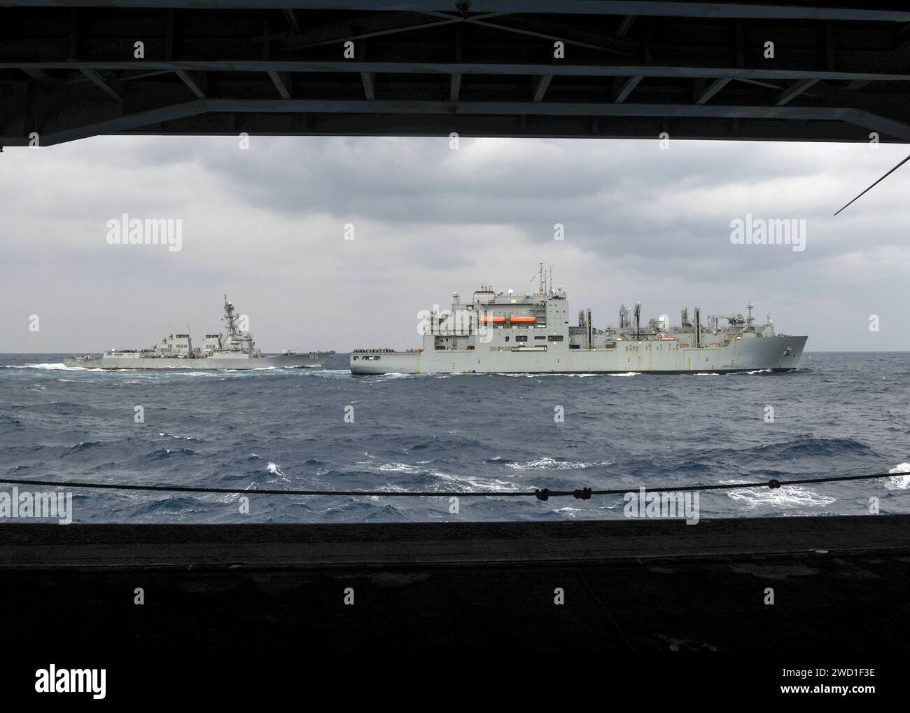 Il cacciatorpediniere USS Shoup si prepara a condurre un rifornimento in mare con l'USNS Wally Schirra. Foto Stock