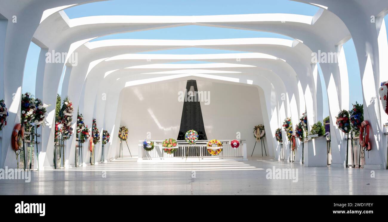 Corone onorarie adornano lo USS Arizona Memorial. Foto Stock