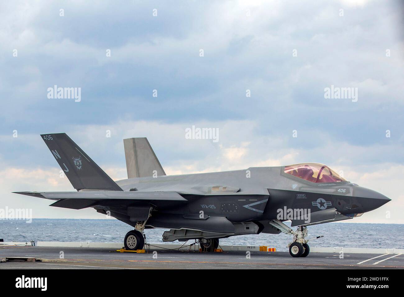 Un F-35C Lightning II si trova sul ponte di volo a bordo della USS Abraham Lincoln. Foto Stock