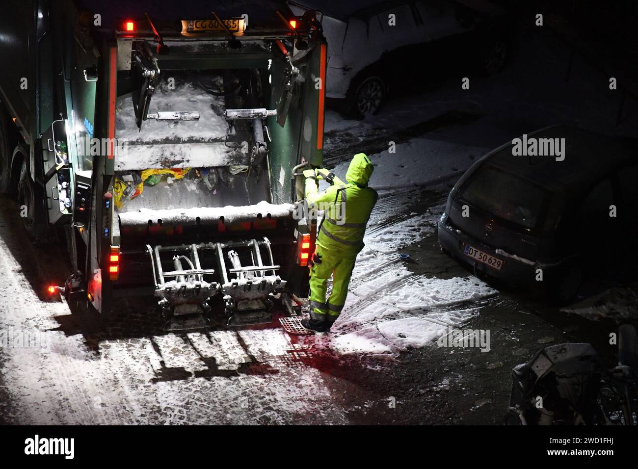 Kastrup/Copenhgen/ Danimarca /18 gennaio 2024/.camion per il controllo dei rifiuti in azione nelle condizioni climatiche nevose per raccogliere i rifiuti a Kastrup. (Foto: Francis Joseph Dean/Dean Pictures) Foto Stock