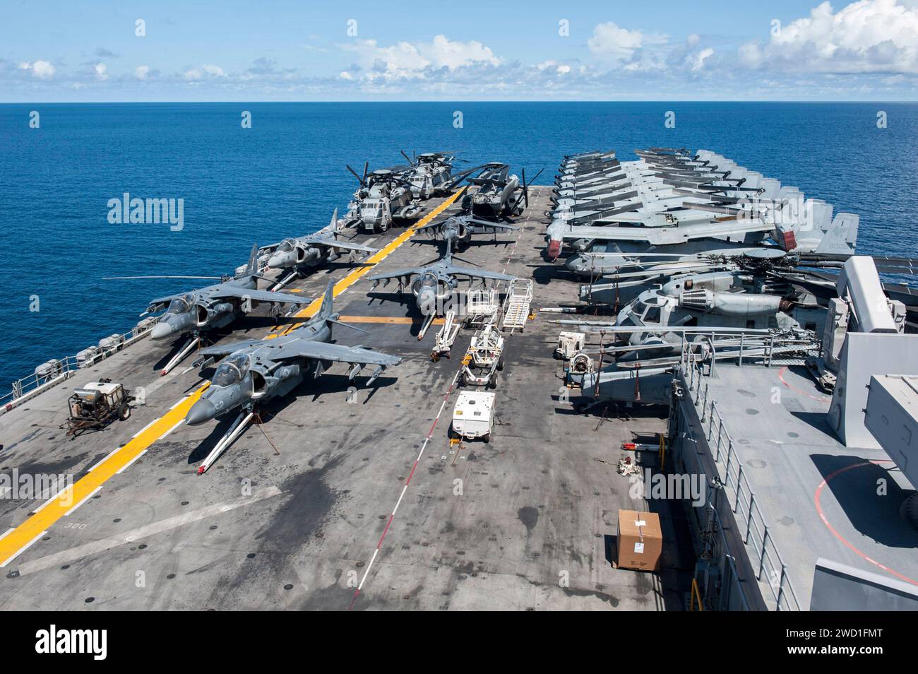 Gli aerei sono incatenati sul ponte di volo a bordo della nave d'assalto anfibia USS America. Foto Stock