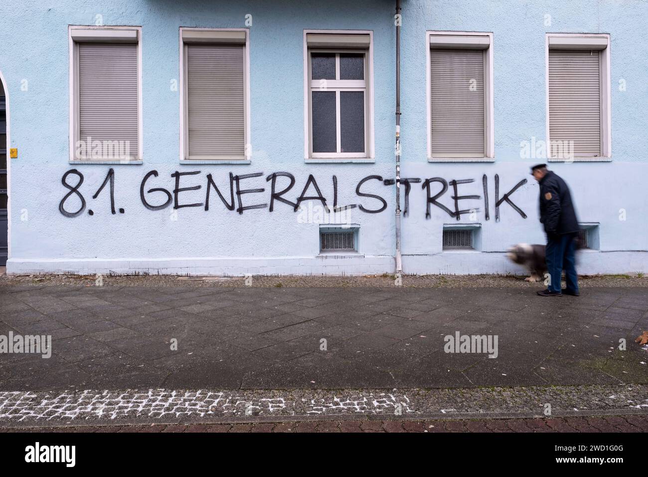 8,1. Generalstreik - Schriftzug an einem Wohnhaus in Berlin-Prenzlauer Berg anlässlich der bevorstehenden Aktionswoche von Landwirten gegen die Kürzung von Subventionen bei Agrardiesel und Kfz-Steuerbefreiung für landwirtschaftliche Fahrzeuge. / 8,1. Sciopero generale - scritta su un edificio residenziale a Berlino-Prenzlauer Berg in occasione della prossima settimana di azione degli agricoltori contro i tagli alle sovvenzioni per il gasolio agricolo e le esenzioni fiscali per i veicoli agricoli. Istantanea-Photography/K.M.Krause *** 8 1 lettere di sciopero generale su un edificio residenziale a Berlino Prenzla Foto Stock