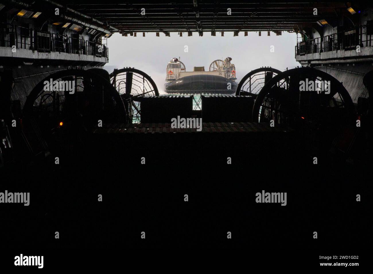Un cuscino pneumatico Landing Craft entra nel ponte del pozzo a bordo della nave d'assalto anfibio USS Iwo Jima. Foto Stock