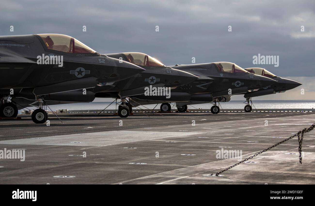 F-35B Lightning II incatenato al ponte di volo a bordo della USS Makin Island Foto Stock