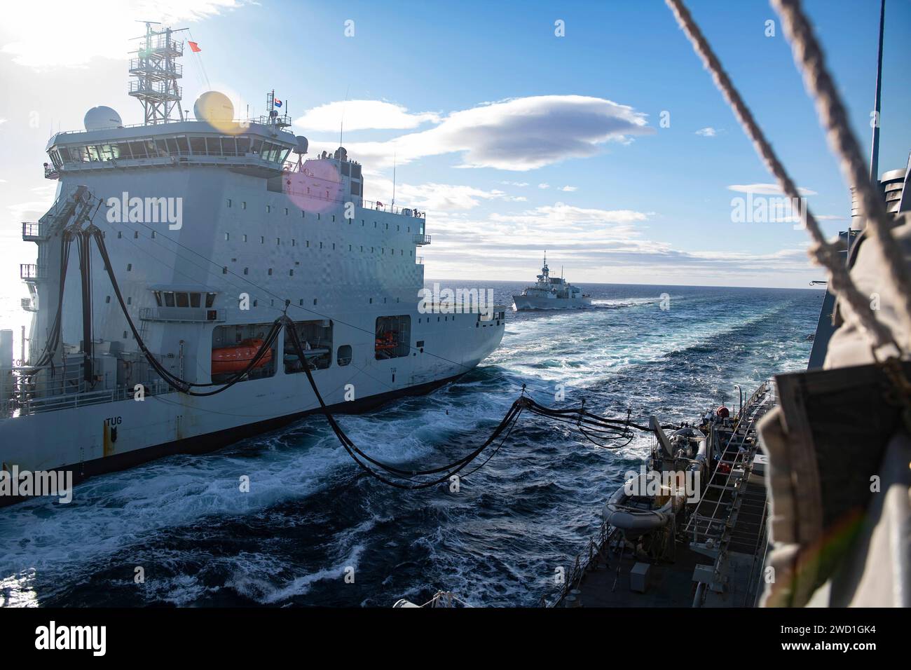 La USS Ross effettua un rifornimento in mare con la Canadian Naval Replenishment Unit Asterix. Foto Stock