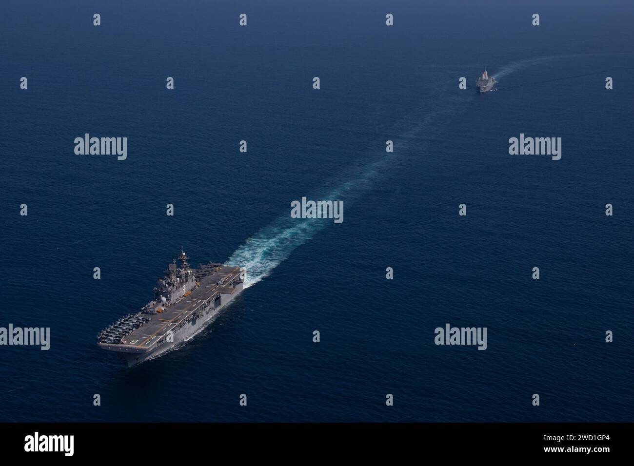 La USS Makin Island e la USS San Diego transitano nell'Oceano Pacifico. Foto Stock