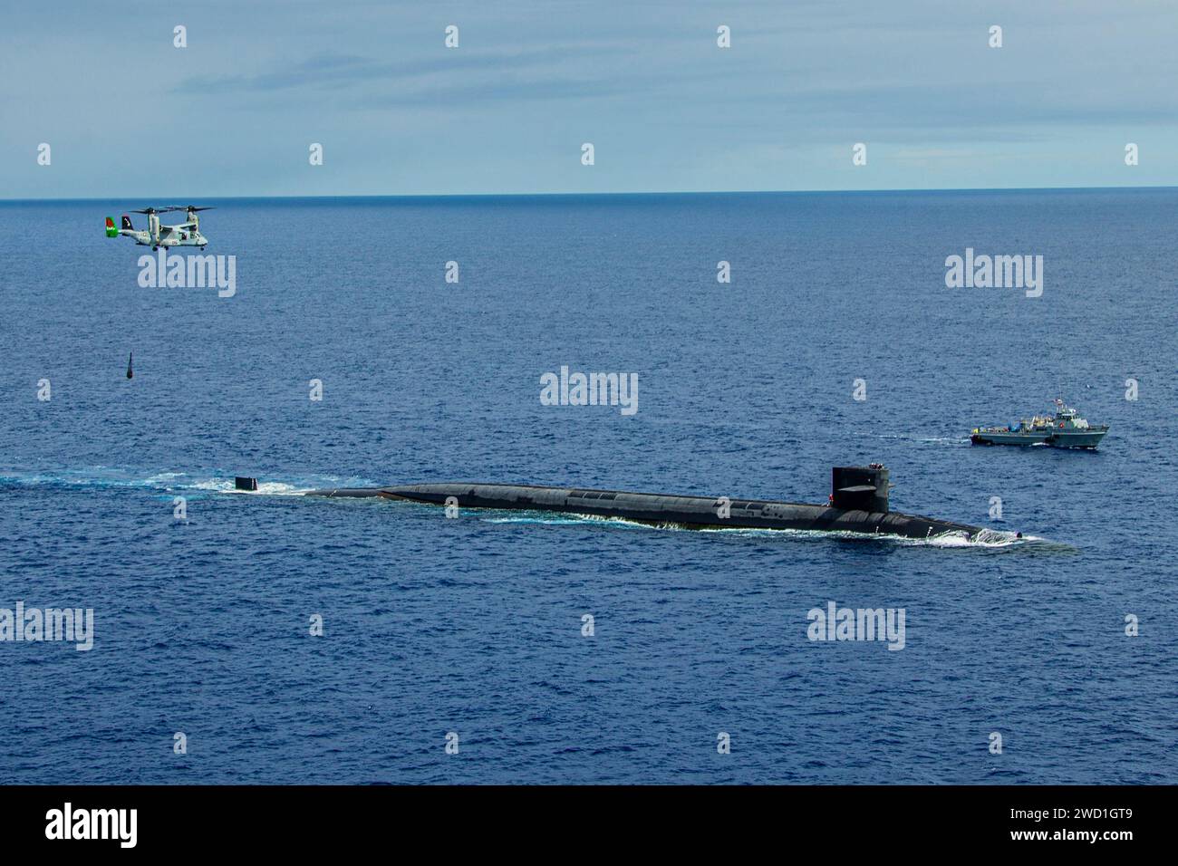 Un MV-22B Osprey fornisce un carico utile al sottomarino missili balistici USS Henry M. Jackson. Foto Stock