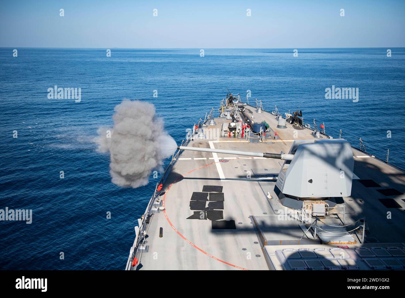 Il cacciatorpediniere USS Sterett (DDG 104) spara il suo cannone Mark 45 da 5 pollici nel Golfo dell'Oman. Foto Stock