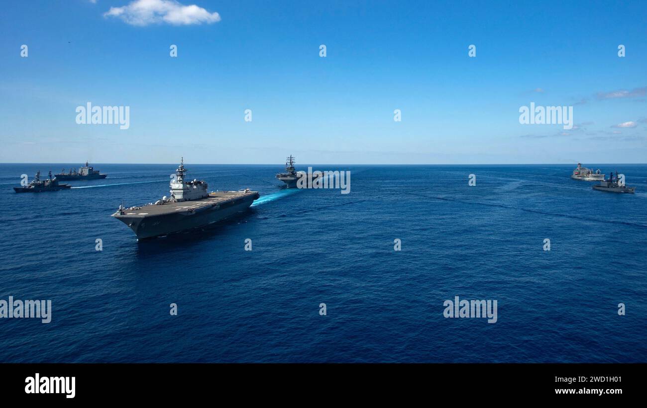 Le navi da guerra della Marina degli Stati Uniti e della forza di autodifesa marittima del Giappone transitano nel Mar delle Filippine. Foto Stock