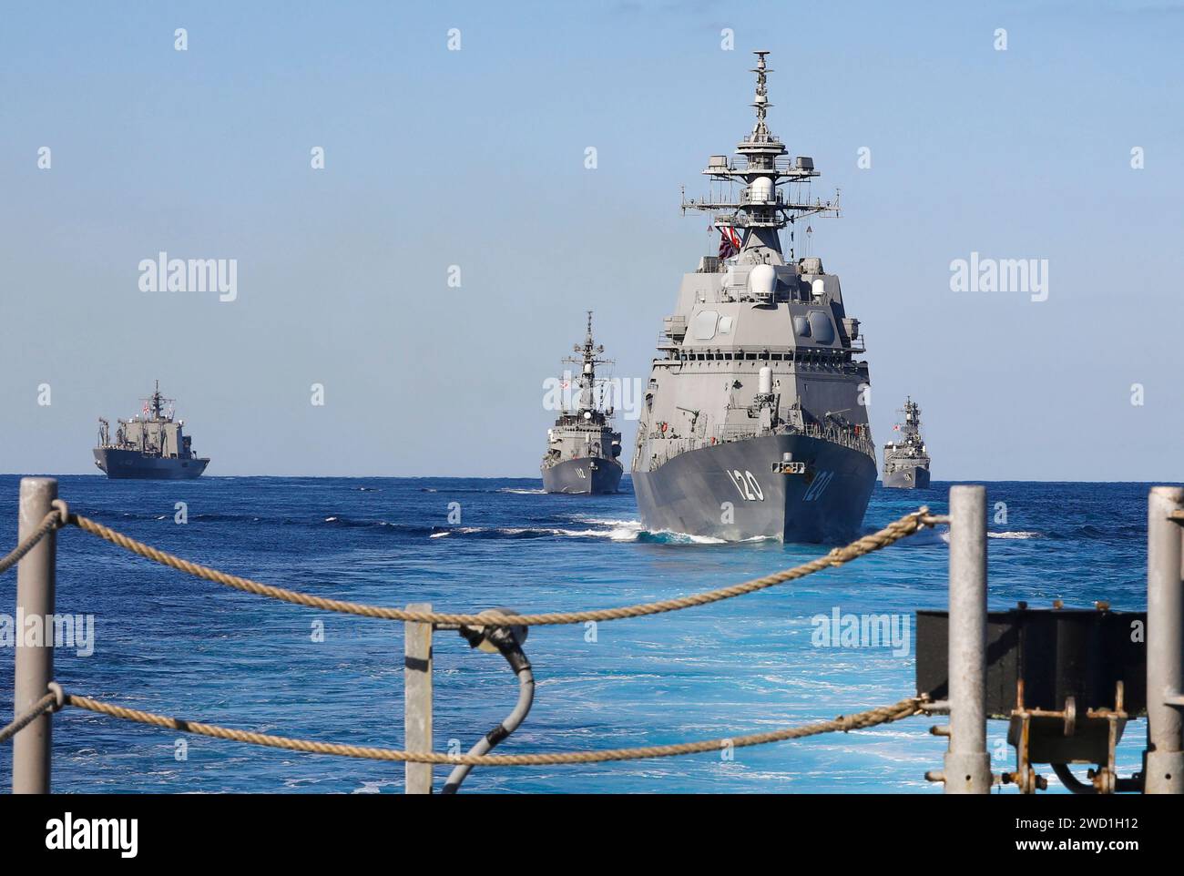 Le navi della Marina giapponese JS Mashu, JS Makinami, Shiranui e JS Amagiri salpano in formazione dietro la USS Shiloh. Foto Stock