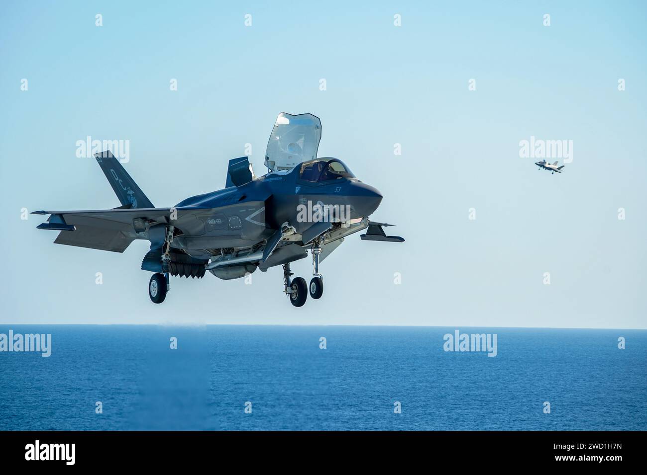 Un F-35B Lightning II del corpo dei Marines degli Stati Uniti si prepara ad atterrare sul ponte di volo dell'isola USS Makin. Foto Stock
