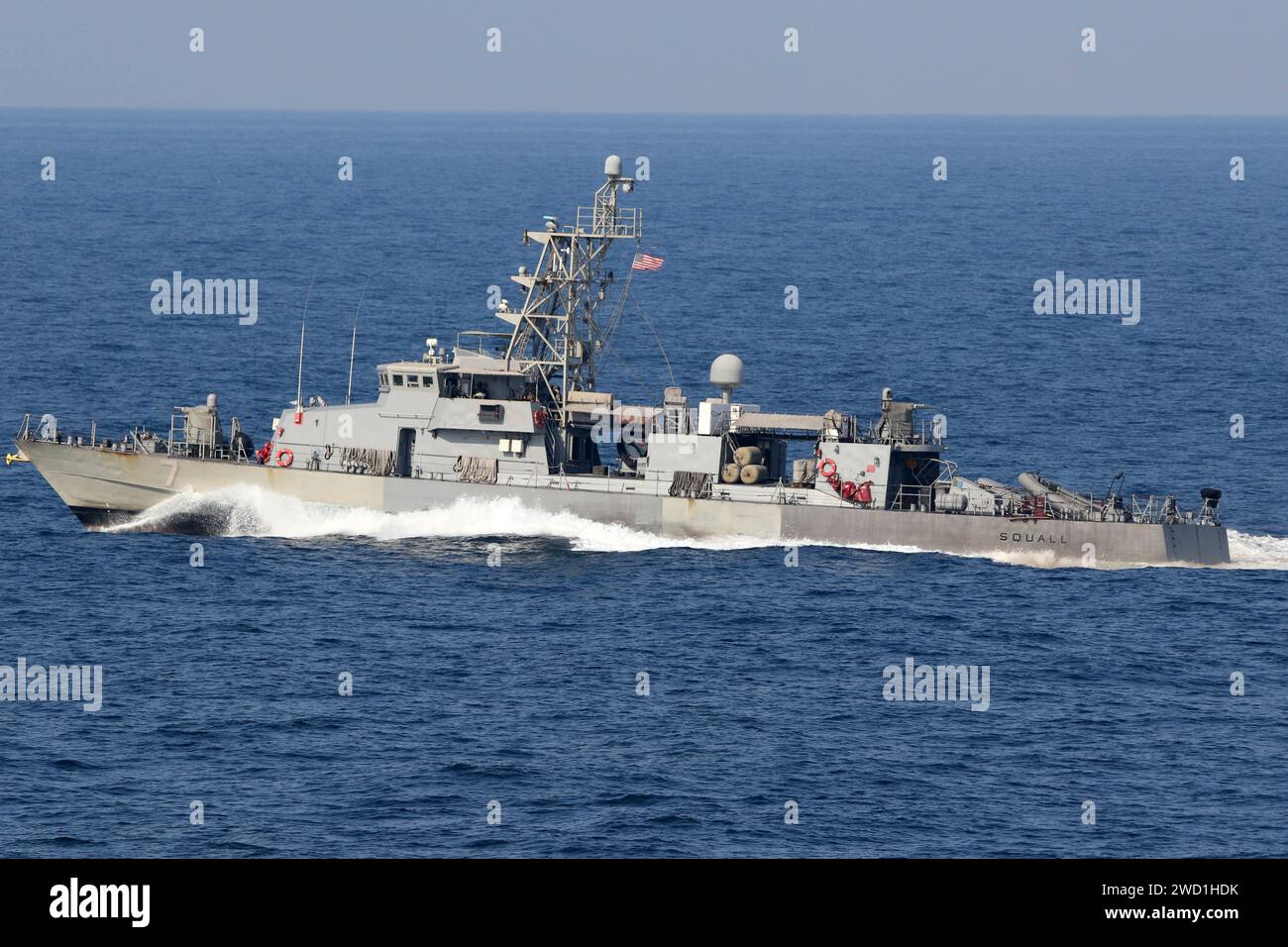 La nave di pattuglia costiera USS Squall transita nello stretto di Hormuz. Foto Stock