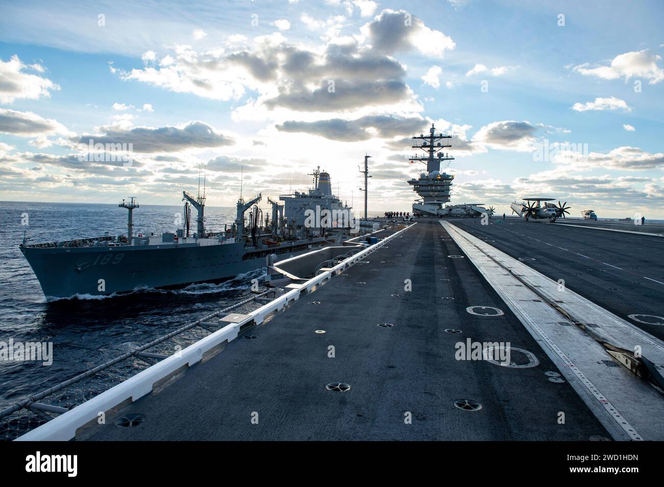 Portaerei USS Dwight D. Eisenhower insieme all'oliatore di rifornimento della flotta USNS John Lenthall. Foto Stock