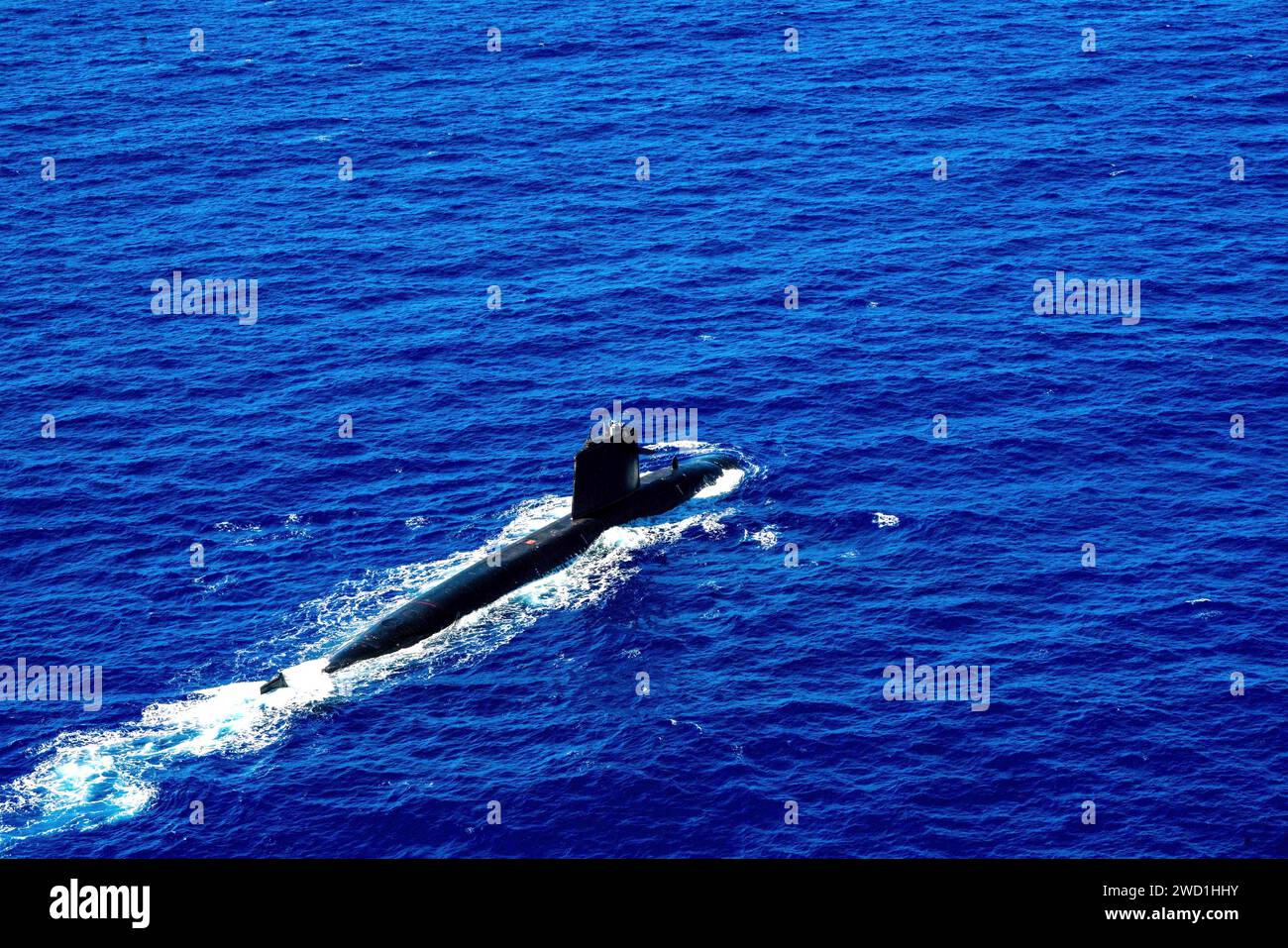 Oceano Pacifico (11 dicembre 2020) il sottomarino nucleare della marina francese classe Rubis FS Emeraude (S604) fuma al largo della costa di Guam. Foto Stock