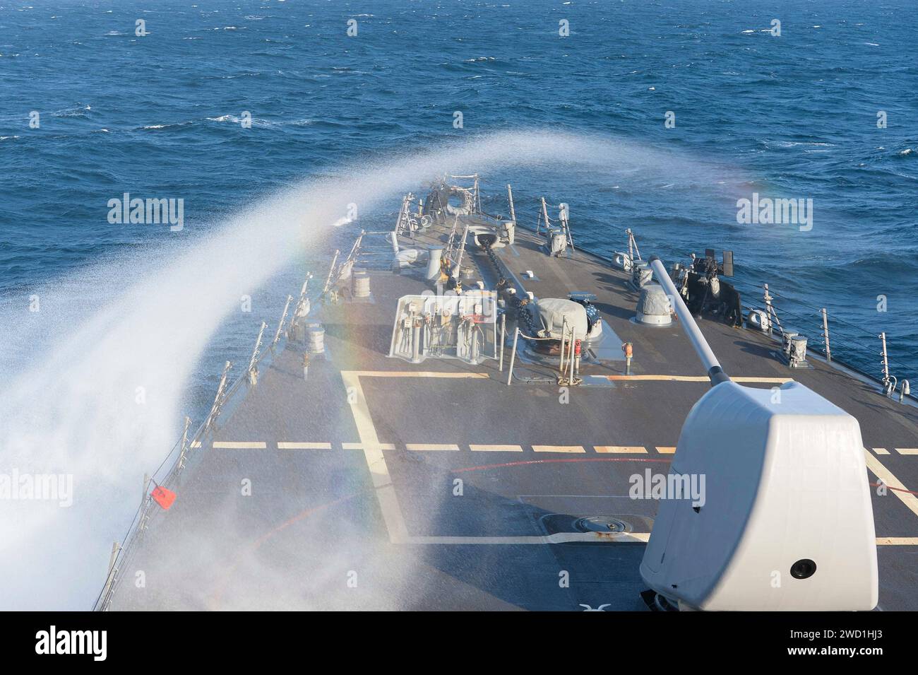 Il cacciatorpediniere guidato-missile classe Arleigh Burke USS Russell transita nell'Oceano Pacifico. Foto Stock