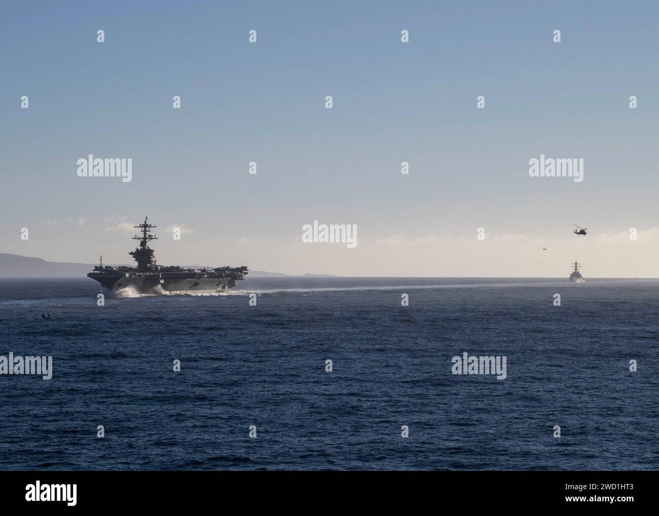 La USS Theodore Roosevelt e la USS Russell transitano nell'Oceano Pacifico. Foto Stock