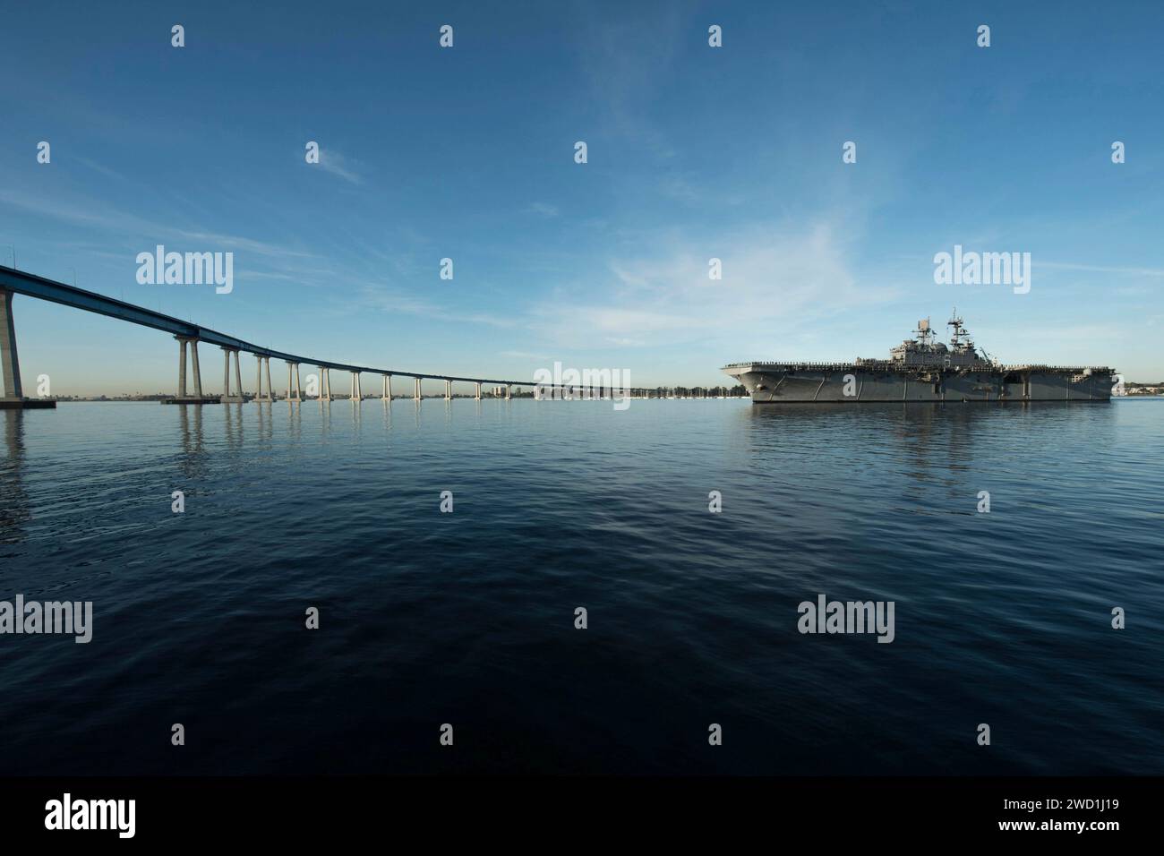 La USS America si prepara a transitare sotto il ponte Coronado, in California. Foto Stock