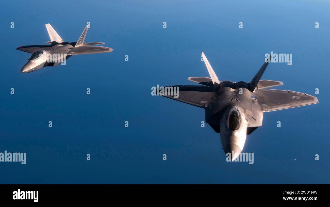 Gli F-22 Raptors dell'aeronautica militare statunitense volano in formazione sul Mar Mediterraneo. Foto Stock