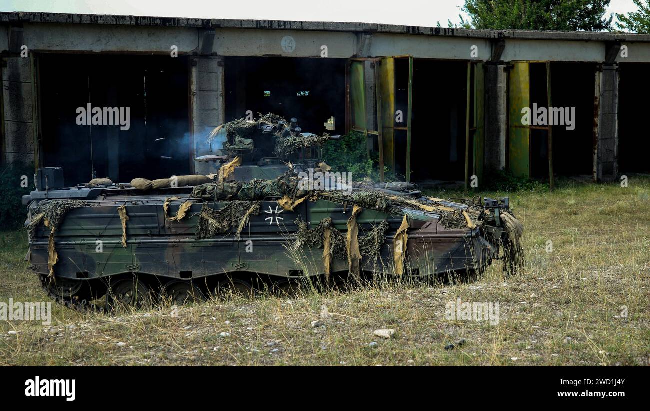 Un veicolo da combattimento per la fanteria dei Marder dell'esercito tedesco mette fuoco repressivo. Foto Stock