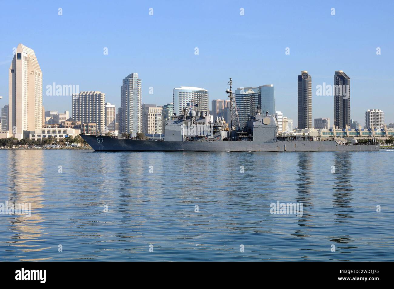 L'incrociatore missilistico guidato USS Lake Champlain transita nella baia di San Diego, California. Foto Stock