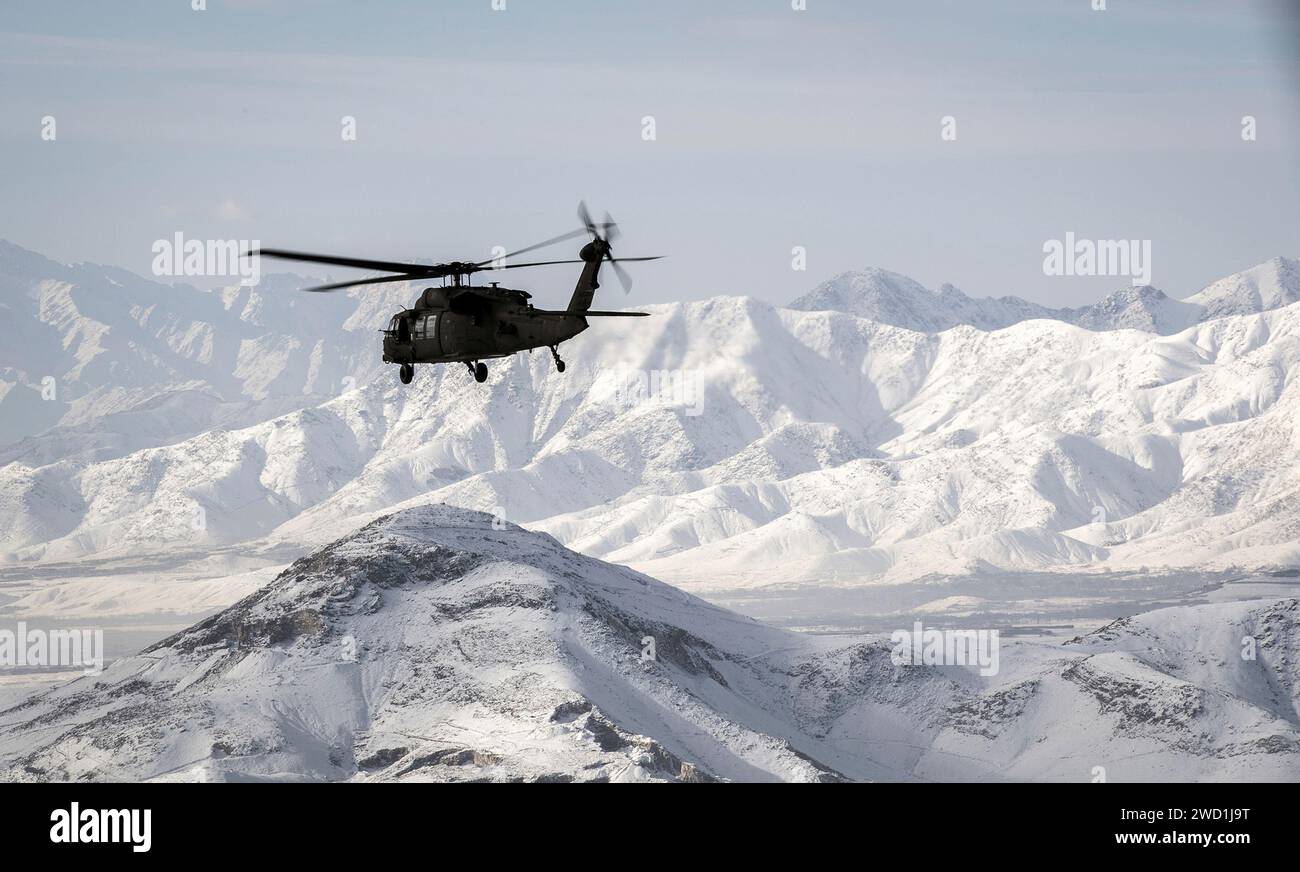 L'elicottero UH-60 Black Hawk dell'esercito degli Stati Uniti vola sull'Afghanistan. Foto Stock