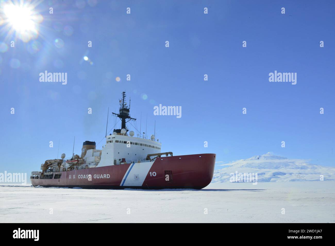 La stella polare della guardia costiera rompe il ghiaccio nel canale McMurdo vicino all'Antartide. Foto Stock