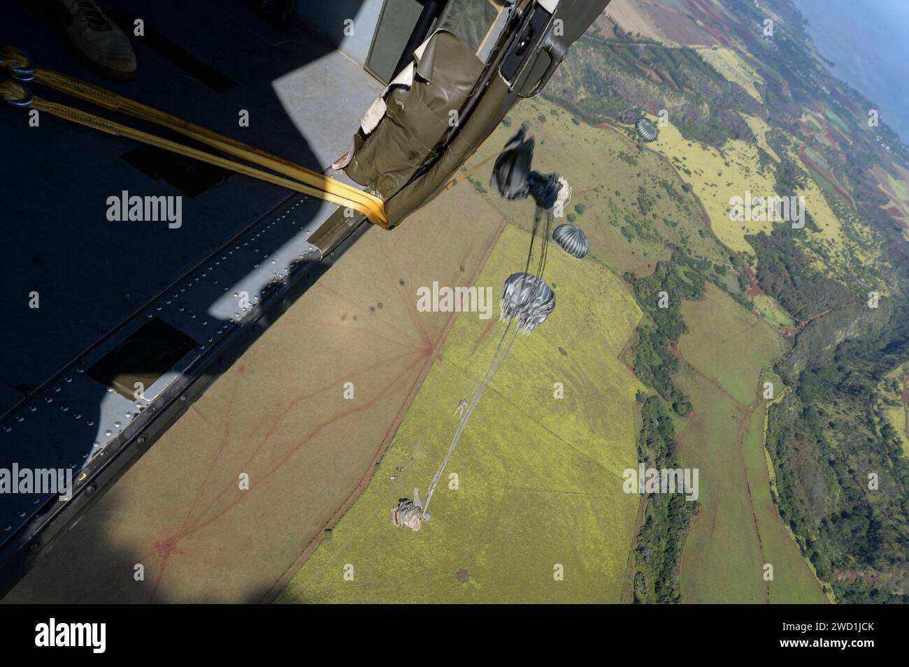 Le forze delle operazioni speciali conducono un inserimento aereo statico da un elicottero UH-60 Black Hawk. Foto Stock