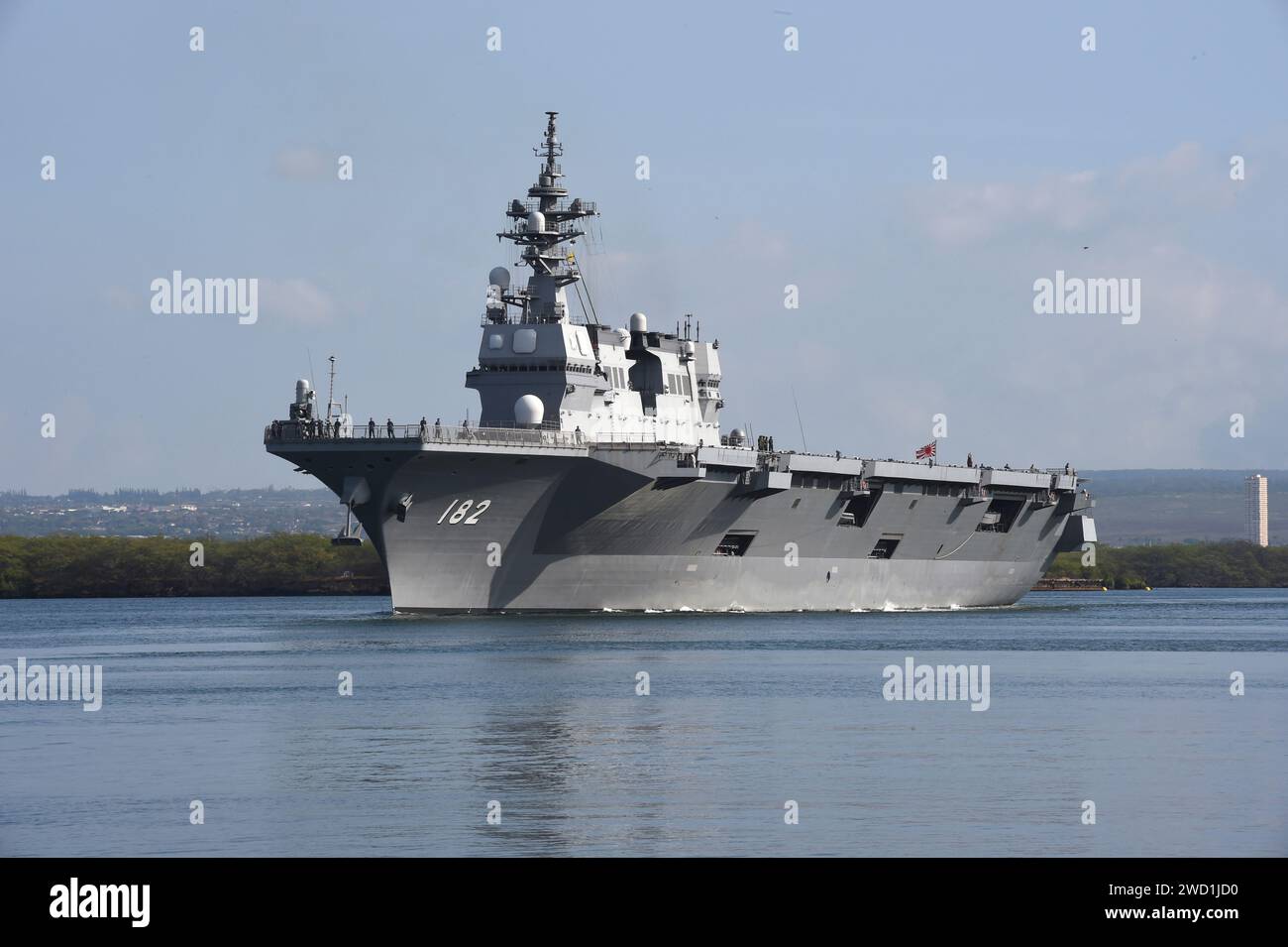 Il cacciatorpediniere JS ISE della Japan Maritime Self-Defense Force parte da Pearl Harbor, Hawaii. Foto Stock