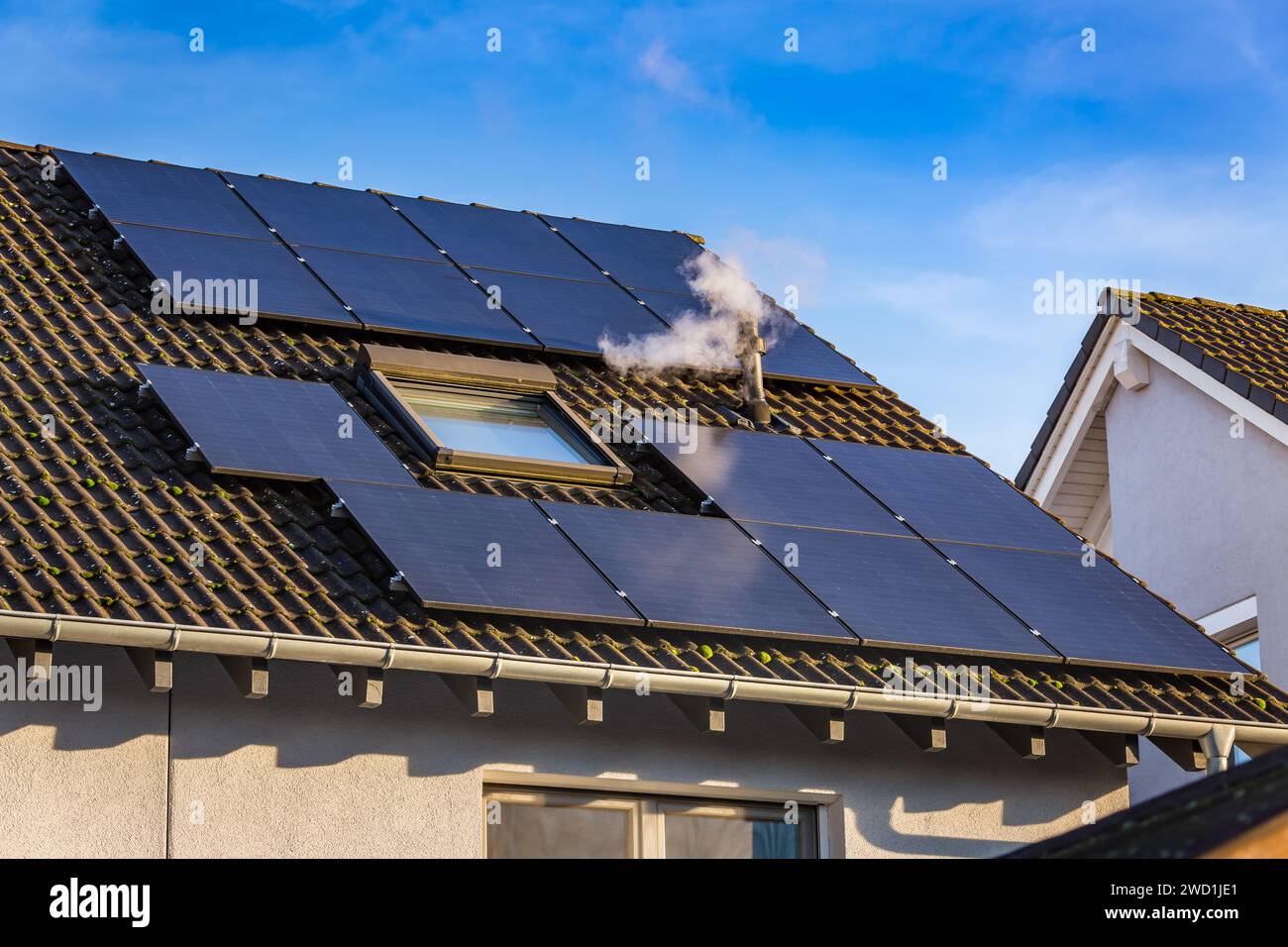 Pannelli fotovoltaici sul tetto della casa di famiglia, pannelli solari. Concetti di ambiente e tecnologia. Foto Stock