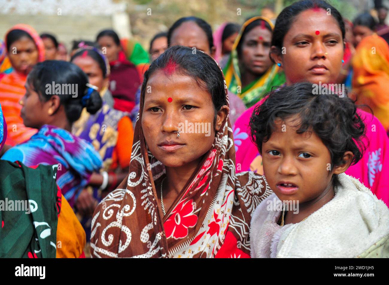 I lavoratori del giardino da tè Tarapur a Sylhet sono andati in sciopero dopo non aver ottenuto i loro salari per due settimane. I lavoratori che hanno partecipato allo sciopero per il terzo giorno consecutivo hanno avuto diverse richieste, inclusi gli arretrati. Sunil modi, segretario generale del comitato Panchayat della piantagione di tè Tarapur, ha detto che i lavoratori hanno sospeso il lavoro e hanno protestato davanti all'edificio degli uffici della piantagione. Sylhet, Bangladesh. Foto Stock