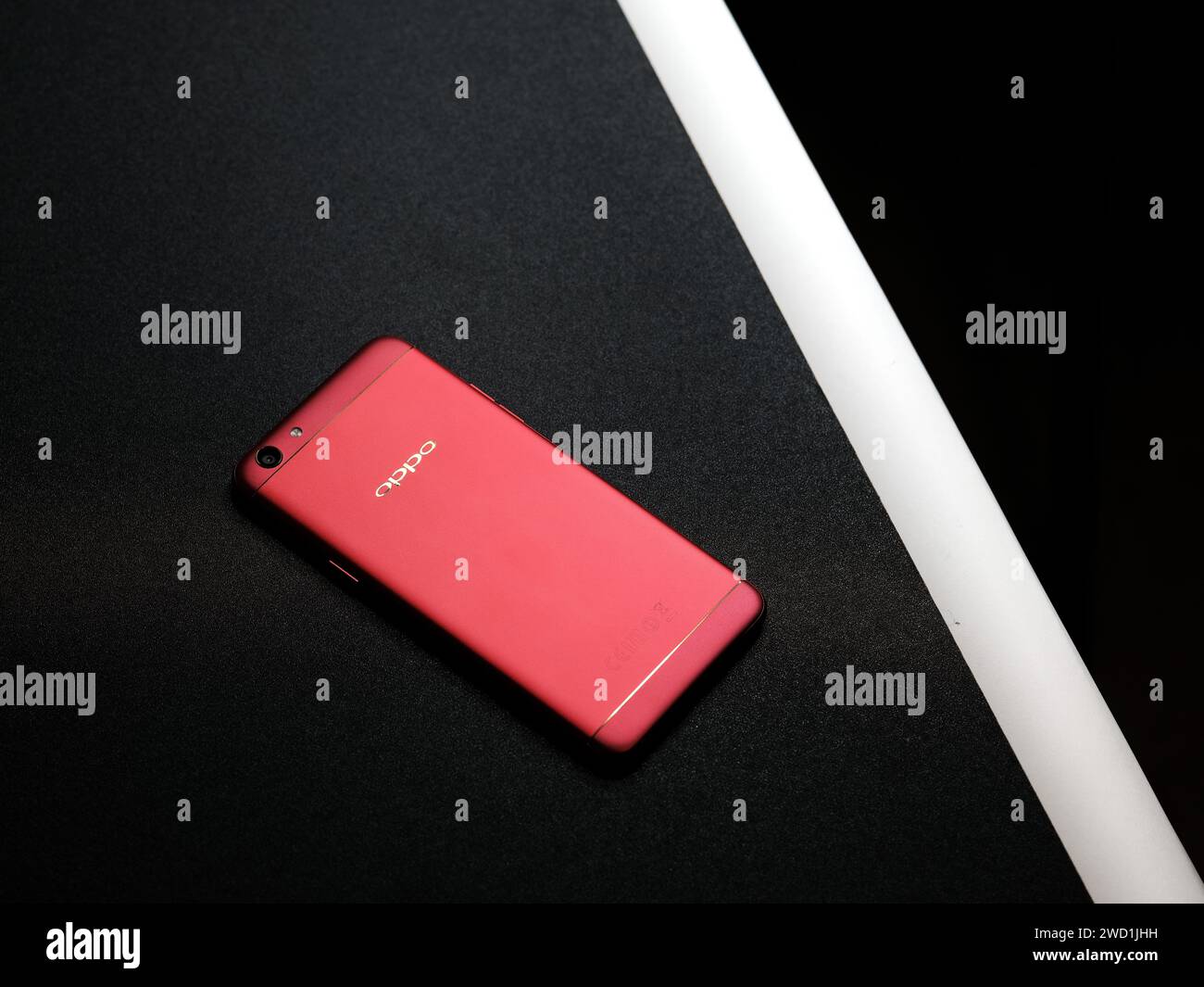 HCMC, VN - gennaio 2024. Smartphone Oppo F3 rosso Foto Stock