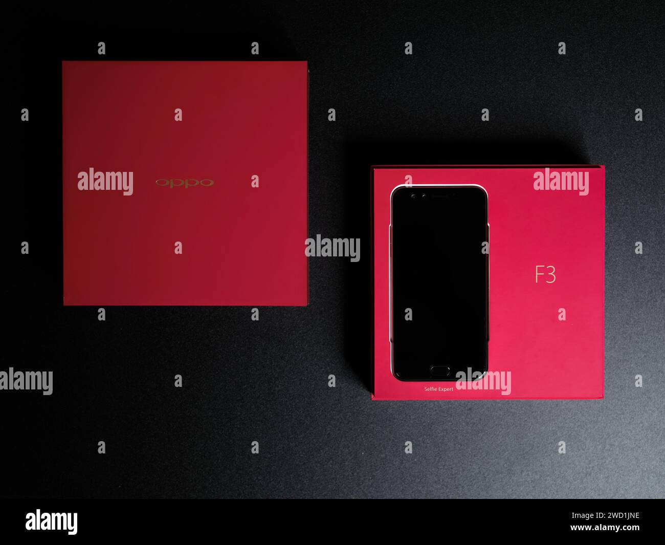 HCMC, VN - gennaio 2024. Smartphone Oppo F3 rosso Foto Stock