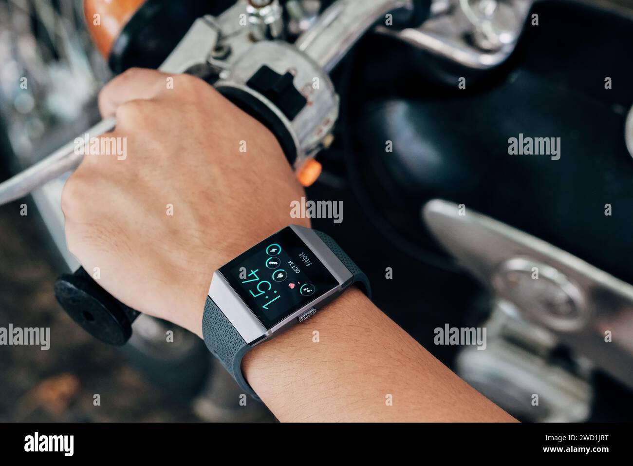 HCMC, VN - gennaio 2024. Smartwatch Fibit Ionic Foto Stock