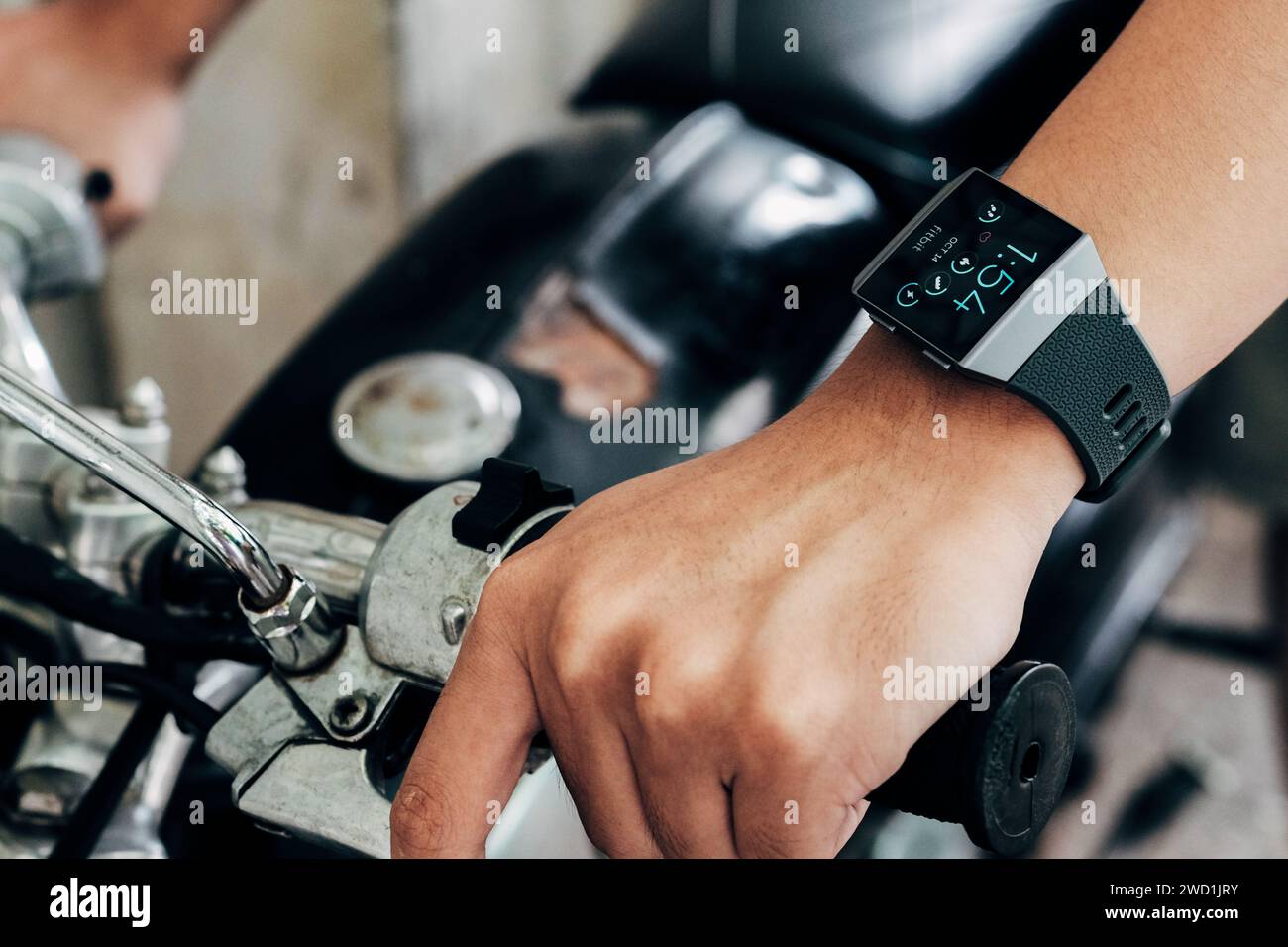 HCMC, VN - gennaio 2024. Smartwatch Fibit Ionic Foto Stock