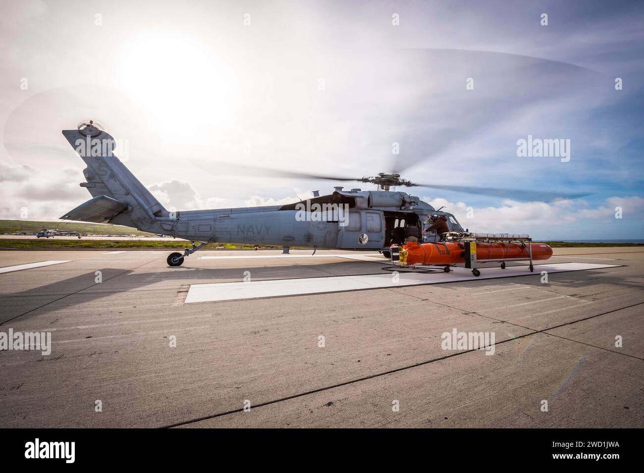 Un elicottero MH-60S Seahawk si prepara a trasportare un bersaglio di addestramento in mare aperto durante le operazioni a distanza. Foto Stock