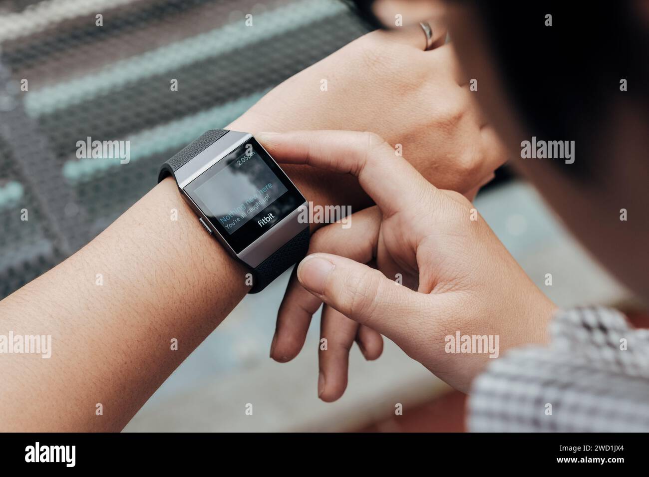 HCMC, VN - gennaio 2024. Smartwatch Fibit Ionic Foto Stock