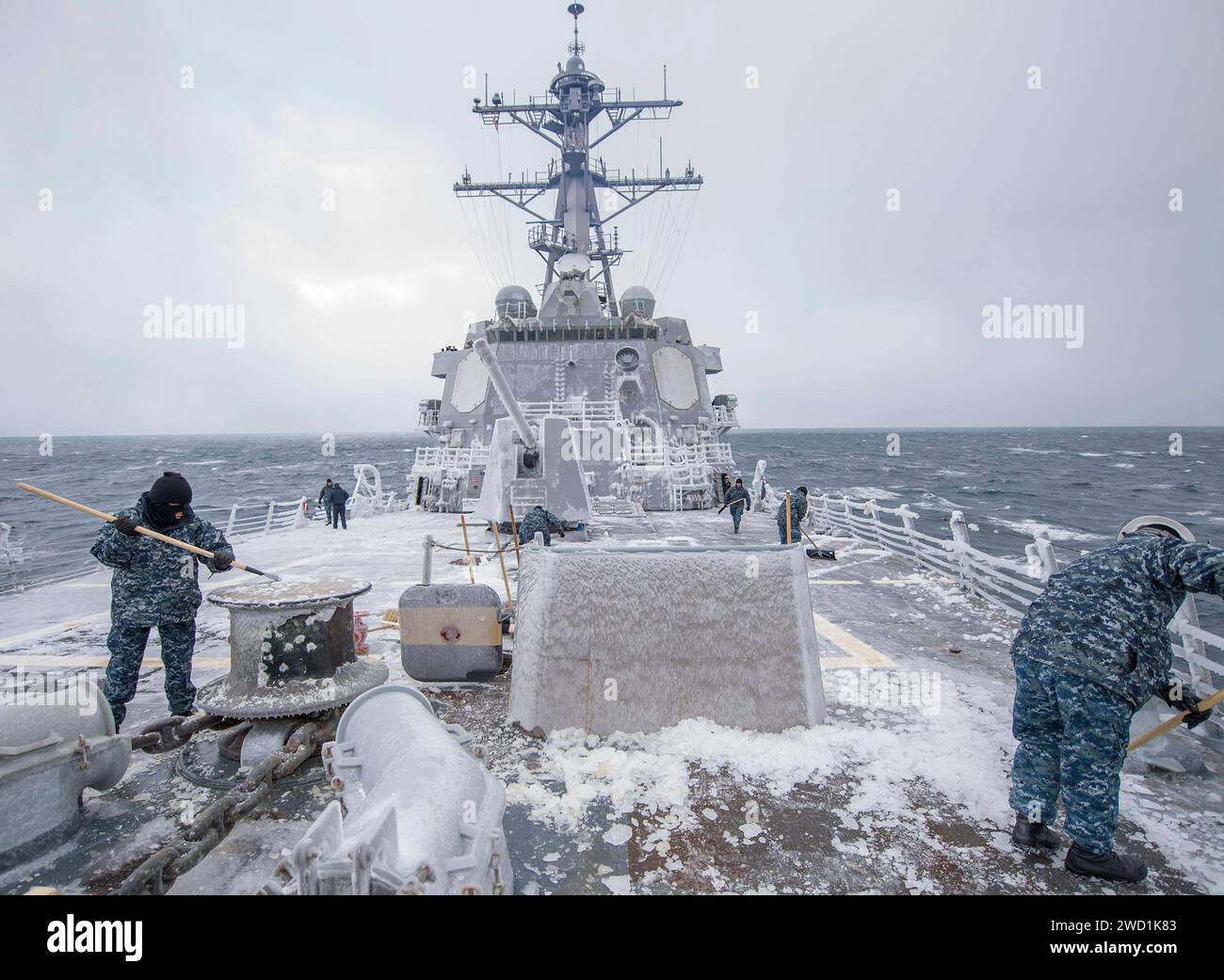 I marinai a bordo della USS McCampbell eliminano la previsione della nave di neve e ghiaccio. Foto Stock