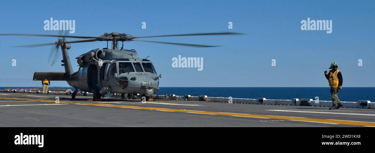 Un elicottero MH-60 Sea Hawk si prepara a decollare dalla nave d'assalto anfibia USS Iwo Jima. Foto Stock