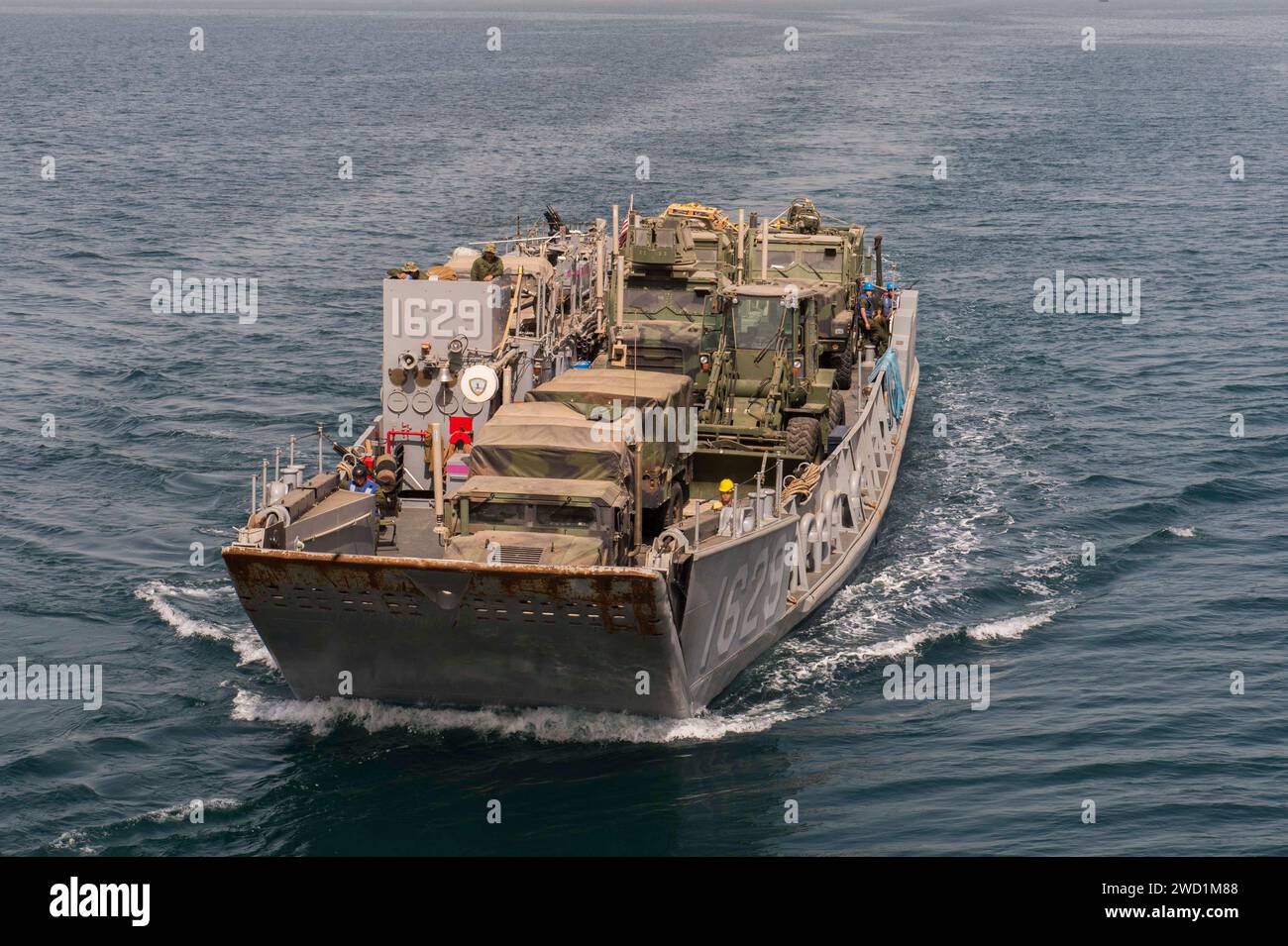 La barca di servizio Landing Craft si prepara ad entrare nel ponte della USS Comstock. Foto Stock