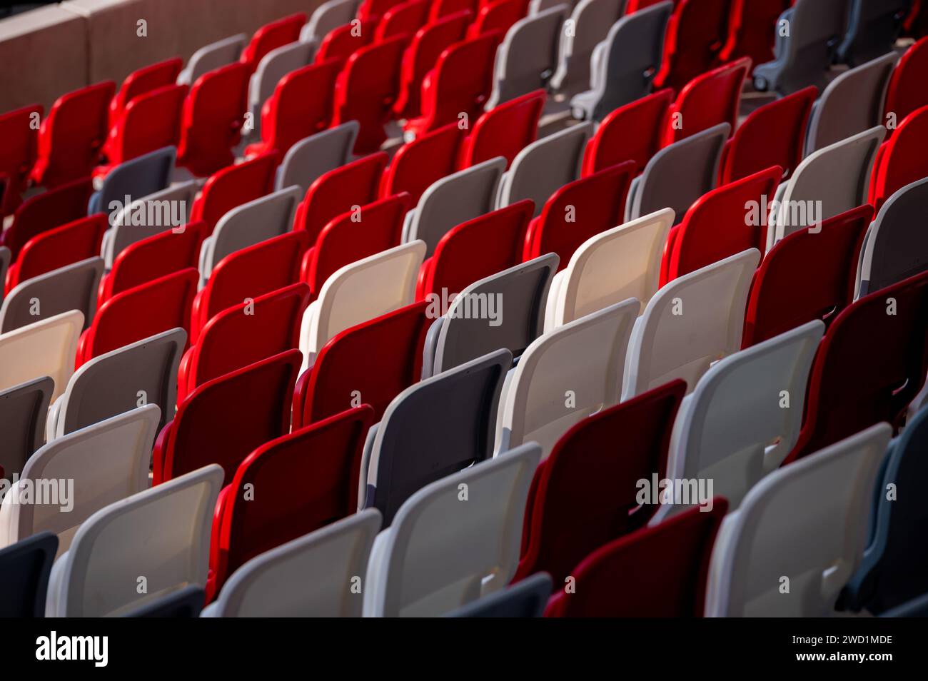 Vista dei sedili rossi e grigi in uno stadio moderno Foto Stock